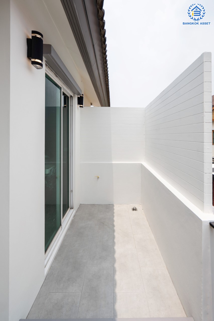 บ้านมือสองตกแต่งใหม่ ม.ลัดดารมย์ วัชรพล แบรนด์ Q.House เนื้อที่ 70.1 ตร.ว. ฟังก์ชัน 3 ห้องนอน 3 ห้องน้ำ จอดรถได้ 2 คัน Facilities ครบครัน บนทำเลเชื่อมต่อหลายเส้นทาง ถ.รามอินทรา ถ.สายไหม และถ.พหลโยธิน ใกล้สนามบินดอนเมือง ทางด่วน "ศรีรัช" และ เซ็นทรัลรามอินทรา...